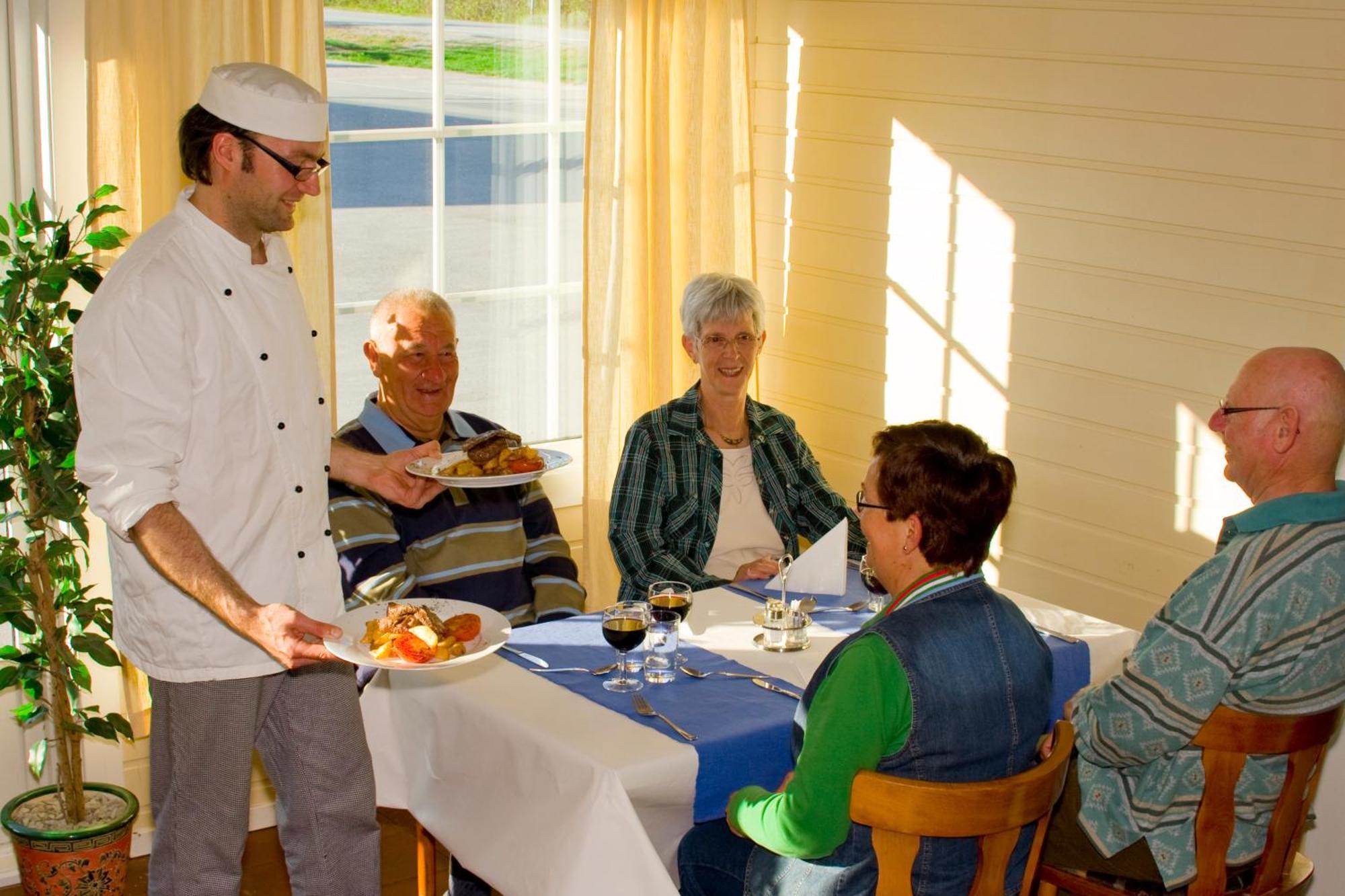 Olderfjord Turistsenter Hotel Russenes Bagian luar foto